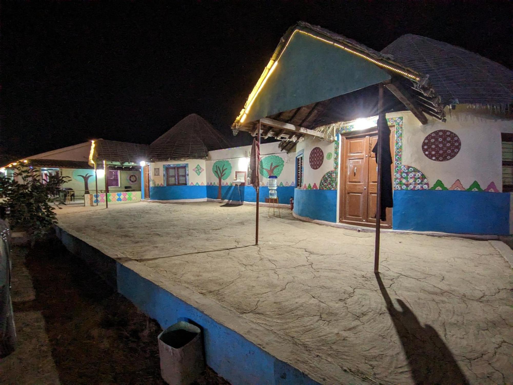 Salt Desert Homestay Dhordo Exterior photo